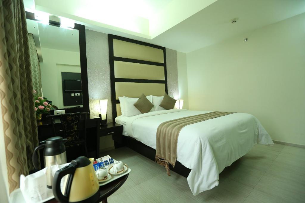 Pattom Royal Hotel Thiruvananthapuram Zewnętrze zdjęcie
