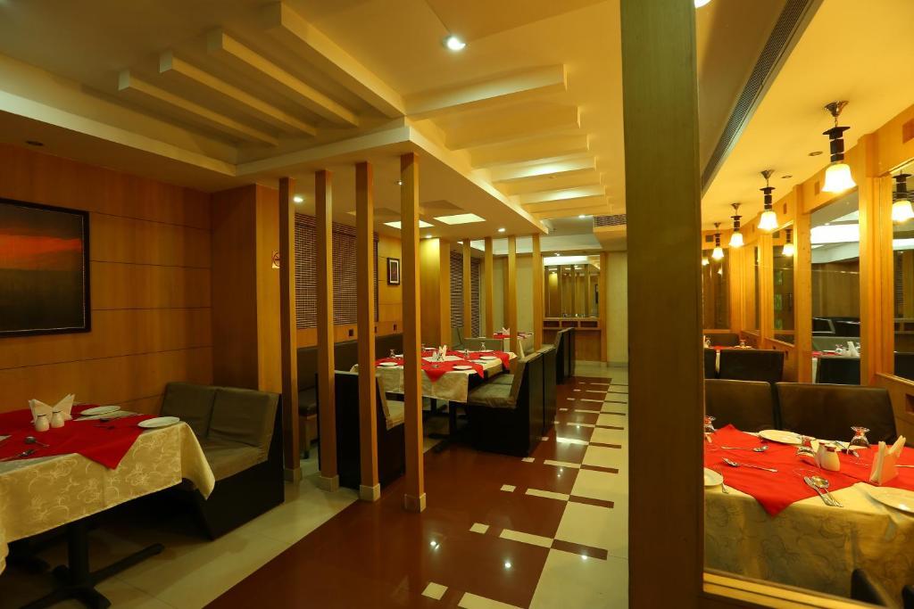 Pattom Royal Hotel Thiruvananthapuram Zewnętrze zdjęcie