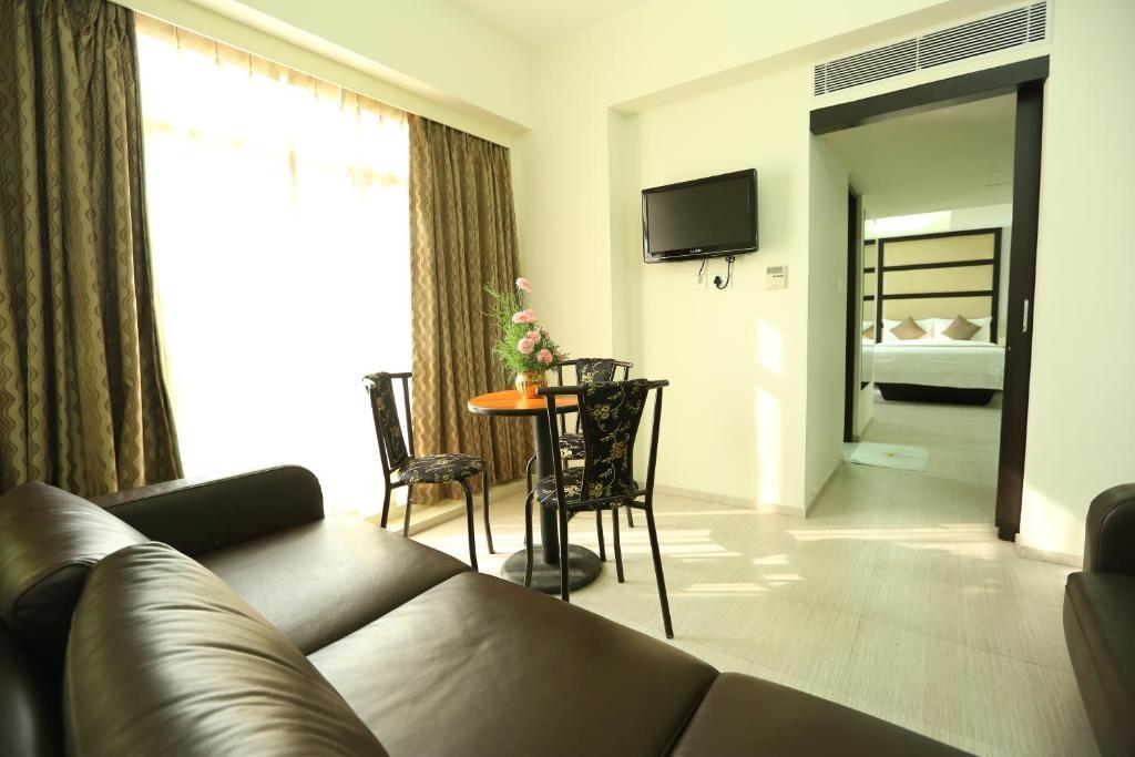 Pattom Royal Hotel Thiruvananthapuram Zewnętrze zdjęcie
