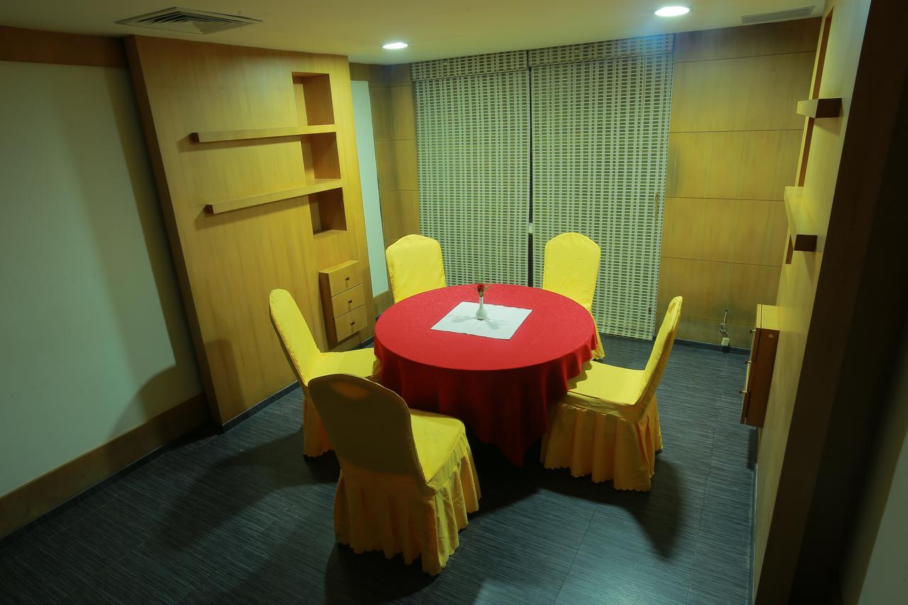 Pattom Royal Hotel Thiruvananthapuram Zewnętrze zdjęcie